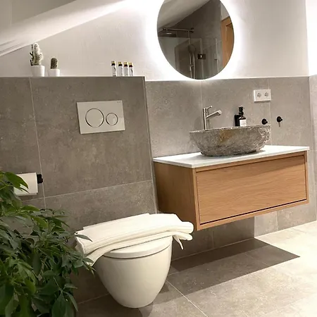 Quartier 27- Modern With Balcony & Free Parking