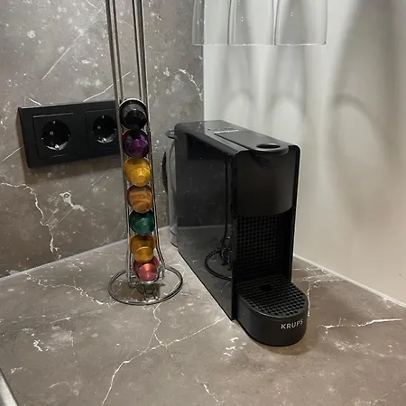 Quartier 27- Modern With Balcony & Free Parking *