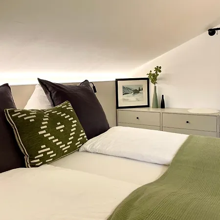Quartier 27- Modern With Balcony & Free Parking *
